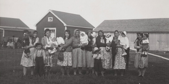 Cree mothers with their children. Little Pine Reserve, SK. Photo: Library and Archives Canada, Copyright: Government of Canada.